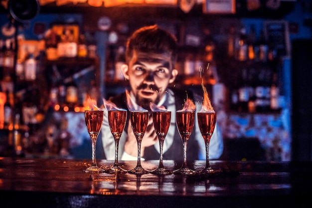 Il barman prepara un cocktail al pothouse