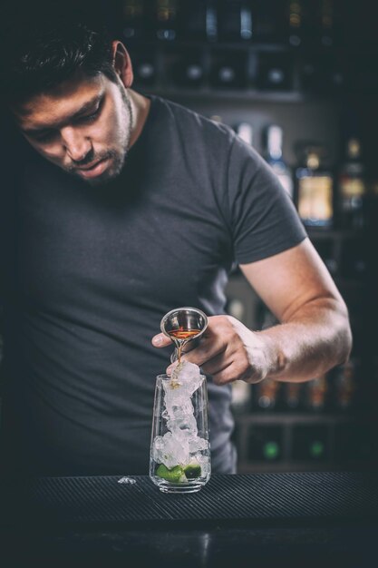 Il barman prepara un cocktail