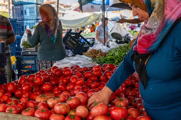 Il bazar nella città turca vicino ad Alanya la gente compra generi alimentari frutta verdura