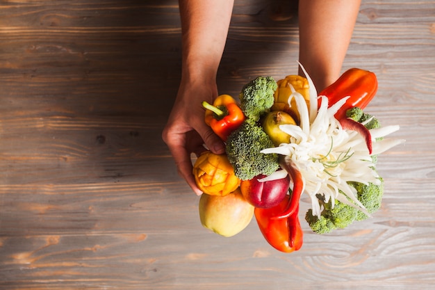 Il bel cibo - bouquet commestibile con frutta intagliata, fiori e verdure in stile rustico