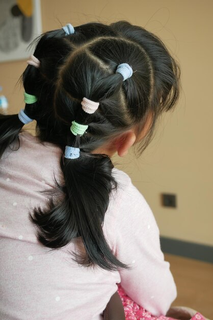 Il bel nastro è legato sui capelli di un bambino