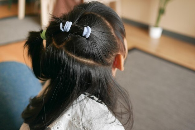 Il bel nastro è legato sui capelli di un bambino