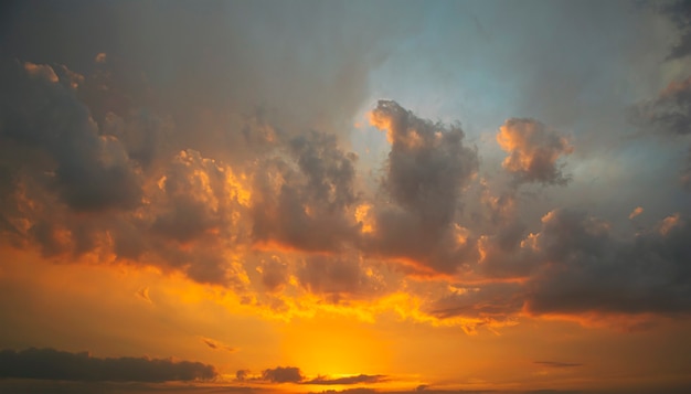 Il bel tramonto nel cielo e tante grandi nuvole scure