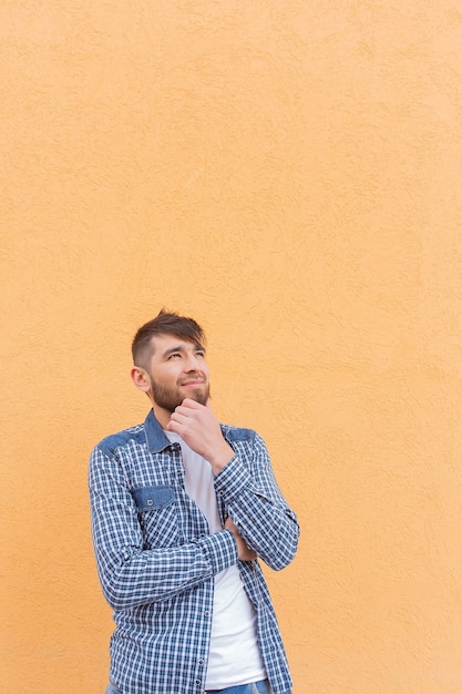 Il bell'uomo in camicia rifletté