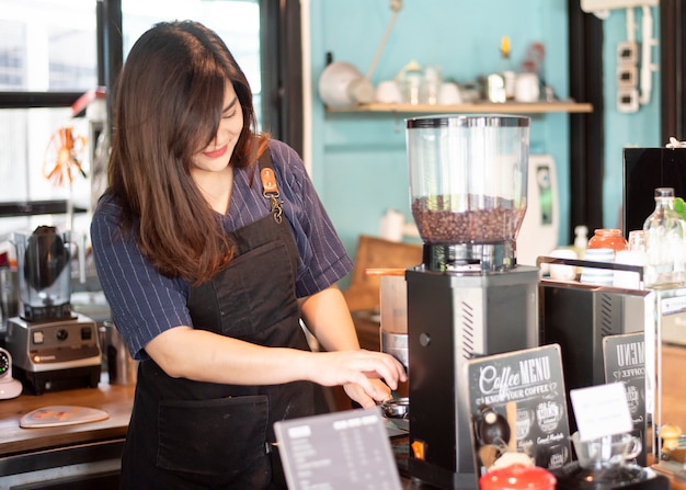 Il bellissimo barista sorride nella sua caffetteria