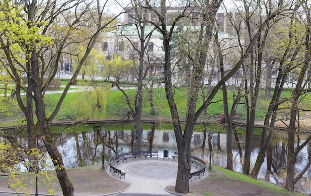 Il bellissimo Bastion Hill Park a Riga, Lettonia