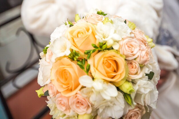 Il bellissimo bouquet da sposa per la sposa