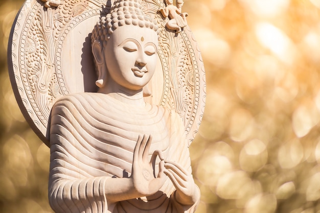 Il bellissimo Buddha d&#39;oro e bokeh dorato