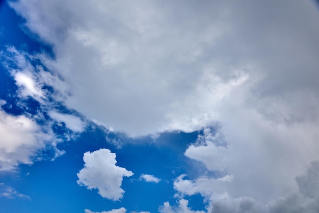 Il bellissimo cielo azzurro è coperto da enormi nuvole bianche