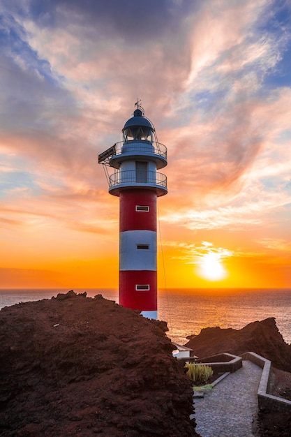 Il bellissimo faro si affaccia su un tramonto a Punta de Teno Tenerife