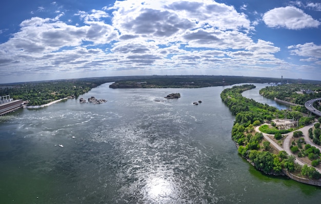 Il bellissimo fiume è circondato dalla vegetazione verde e fresca della città