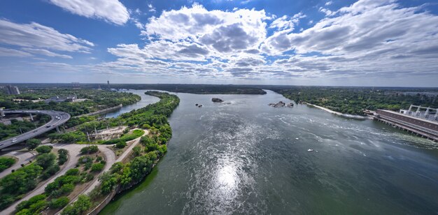 Il bellissimo fiume è circondato dalla vegetazione verde e fresca della città