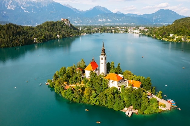 Il bellissimo lago di montagna sanguinava di acqua turchese con una piccola chiesa di pellegrinaggio sull'isola