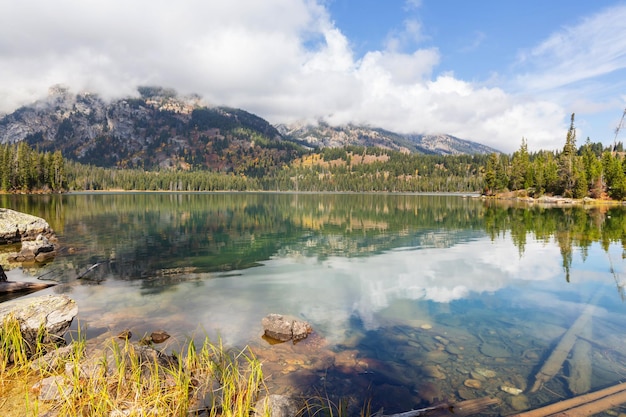 Il bellissimo lago in autunno