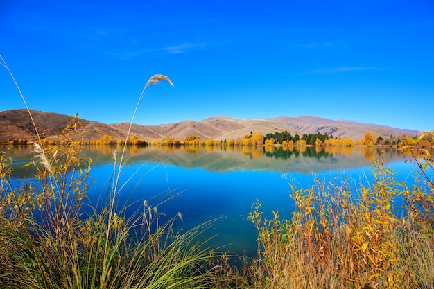 Il bellissimo lago nella stagione autunnale