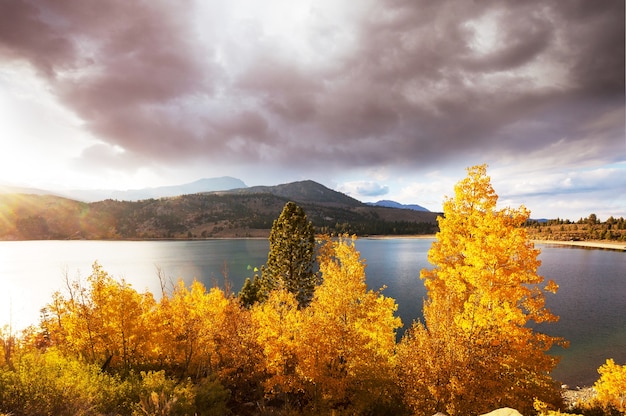 Il bellissimo lago nella stagione autunnale