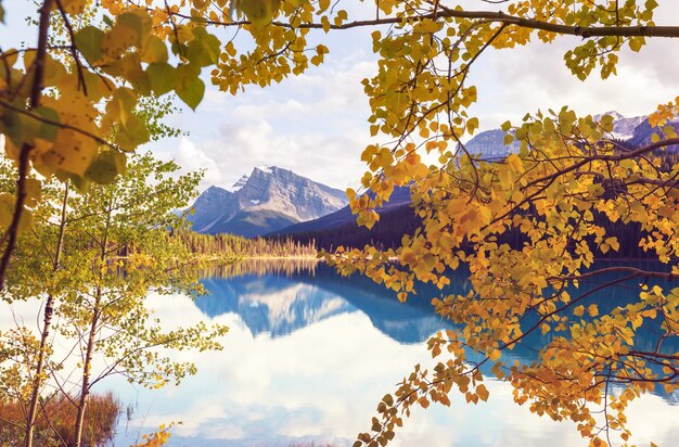 Il bellissimo lago nella stagione autunnale