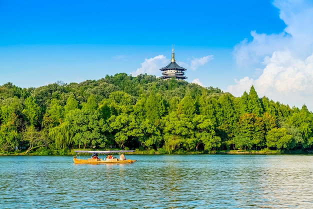 Il bellissimo paesaggio del lago ad ovest di Hangzhou