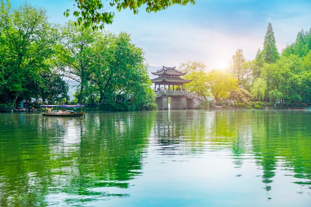 Il bellissimo paesaggio del lago ad ovest di Hangzhou