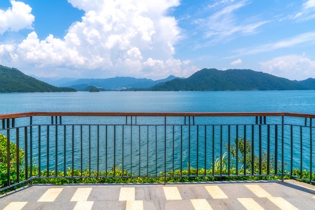 Il bellissimo paesaggio del lago Qiandao