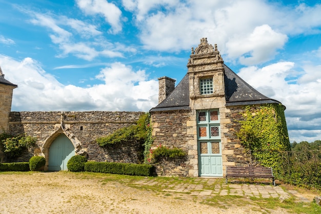 Il bellissimo parco del castello Rochefort en Terre nel villaggio medievale di Rochefort-en-Terre, dipartimento del Morbihan nella regione della Bretagna. Francia