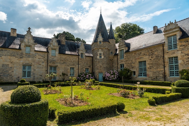 Il bellissimo parco del castello Rochefort en Terre nel villaggio medievale di Rochefort-en-Terre, dipartimento del Morbihan nella regione della Bretagna. Francia