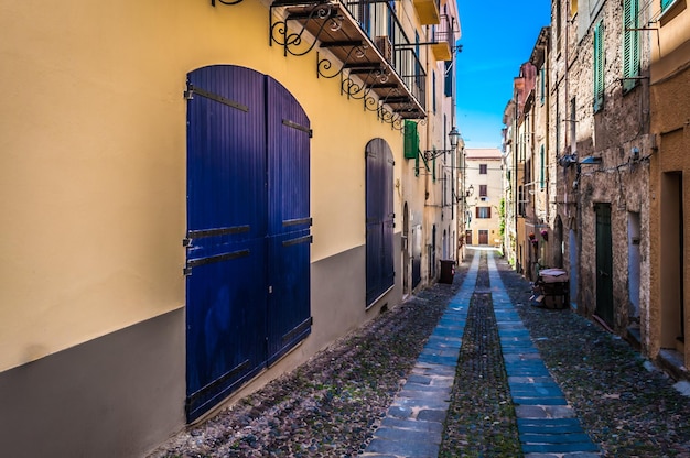 Il bellissimo vicolo della città vecchia di Alghero