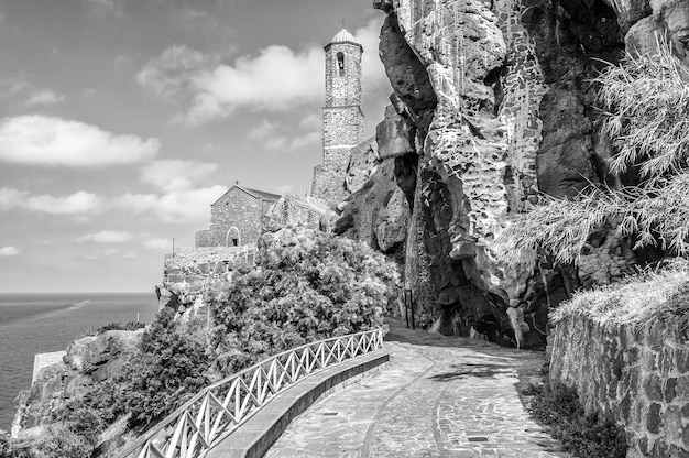 Il bellissimo vicolo della città vecchia di castelsardo in bianco e nero