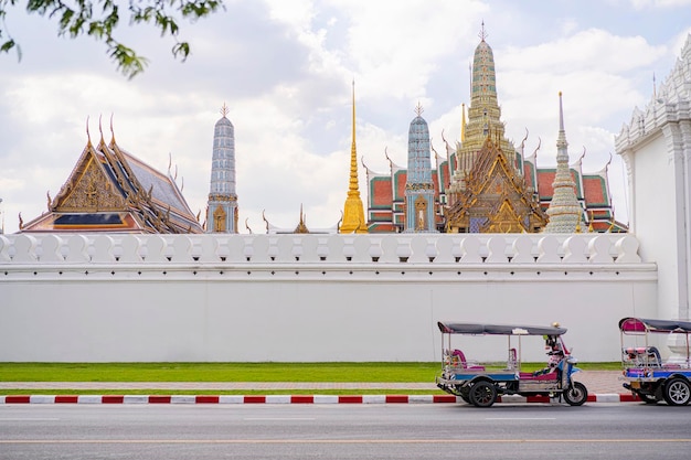 Il bellissimo Wat Phra Kaew o Wat Phra Si Rattana Satsadaram al crepuscoloQuesto è un importante tempio buddista e una famosa destinazione turistica Si trova nel centro storico di Bangkok