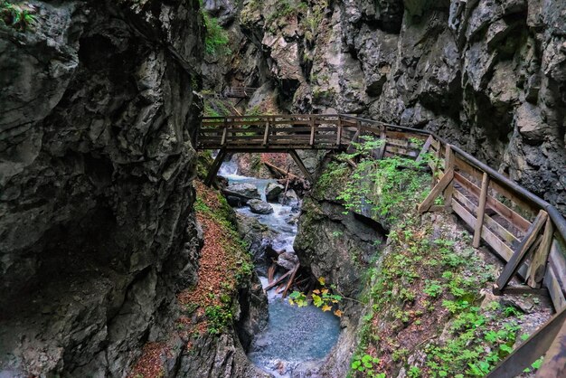 Il bellissimo Wolfsklamm selvaggio in Tirolo, in Austria, con le sue bellissime passerelle e cascate in legno