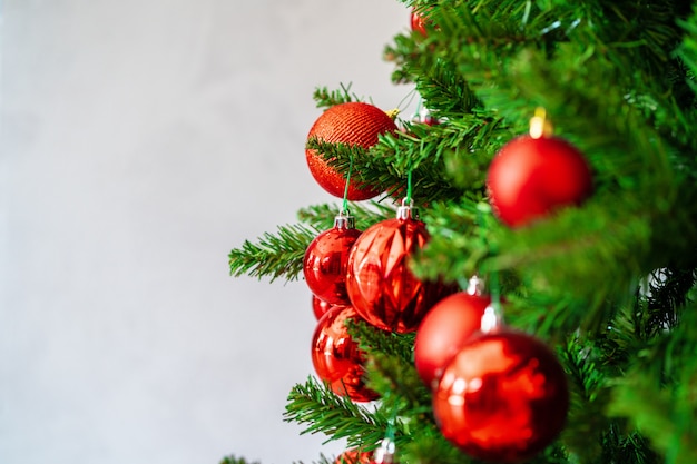 Il bello albero di Natale con le bagattelle rosse si chiude su