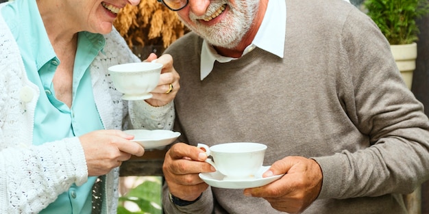 Il bere di Tean di pomeriggio delle coppie senior si rilassa il concetto