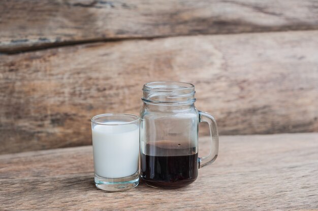 Il bicchiere di caffè nero e un bicchiere di latte