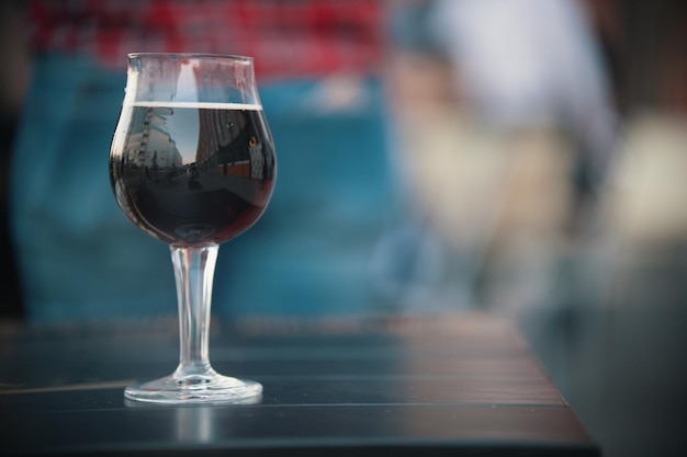 Il bicchiere di vino è sul tavolo, il bicchiere riflette la strada della città