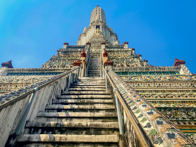 Il biglietto da visita della capitale della Thailandia è il tempio buddista Wat Arun Temple of Dawn che si trova sulle rive del fiume Chao Phraya