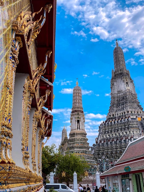 Il biglietto da visita della capitale della Thailandia è il tempio buddista Wat Arun Temple of Dawn che si trova sulle rive del fiume Chao Phraya