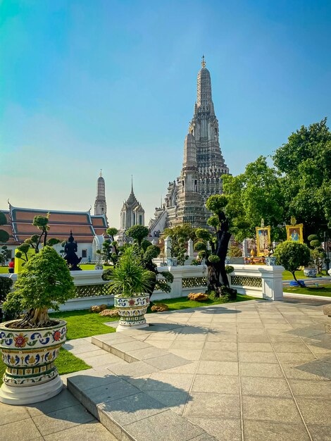 Il biglietto da visita della capitale della Thailandia è il tempio buddista Wat Arun Temple of Dawn che si trova sulle rive del fiume Chao Phraya