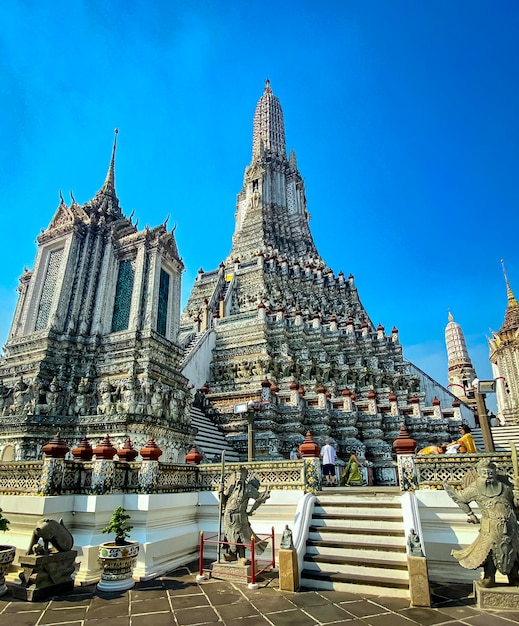 Il biglietto da visita della capitale della Thailandia è il tempio buddista Wat Arun Temple of Dawn che si trova sulle rive del fiume Chao Phraya