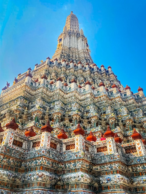 Il biglietto da visita della capitale della Thailandia è il tempio buddista Wat Arun Temple of Dawn che si trova sulle rive del fiume Chao Phraya