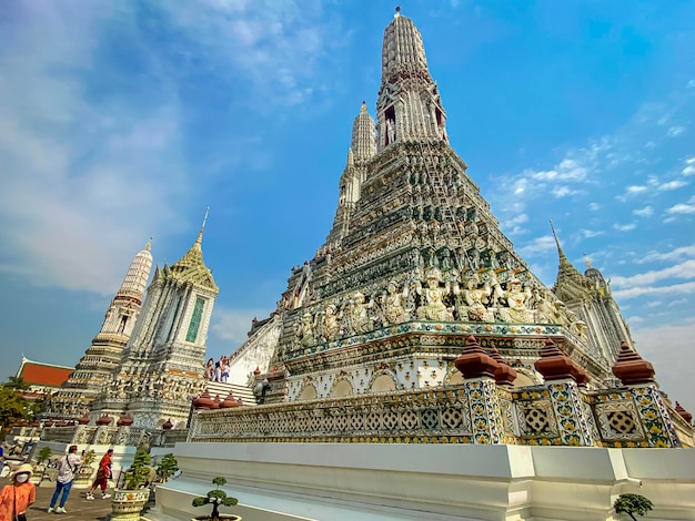 Il biglietto da visita della capitale della Thailandia è il tempio buddista Wat Arun Temple of Dawn che si trova sulle rive del fiume Chao Phraya