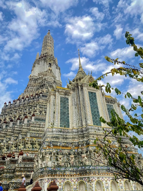 Il biglietto da visita della capitale della Thailandia è il tempio buddista Wat Arun Temple of Dawn che si trova sulle rive del fiume Chao Phraya