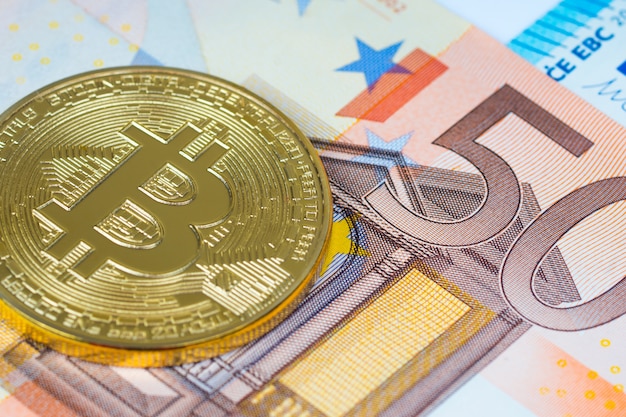 Il bitcoin dorato sopra le euro banconote si chiude su