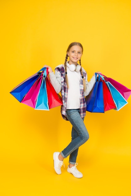 Il black friday affretta la sua vendita totale Moda per bambini Saldi e sconti bambina felice dopo lo shopping di successo adorabile bambina con borse pesanti Il miglior vestito di sempre regali di vacanza in pacchetti