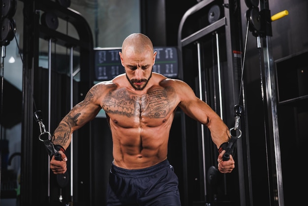 Il bodybuilder si prepara a pesare l'allenamento in palestra