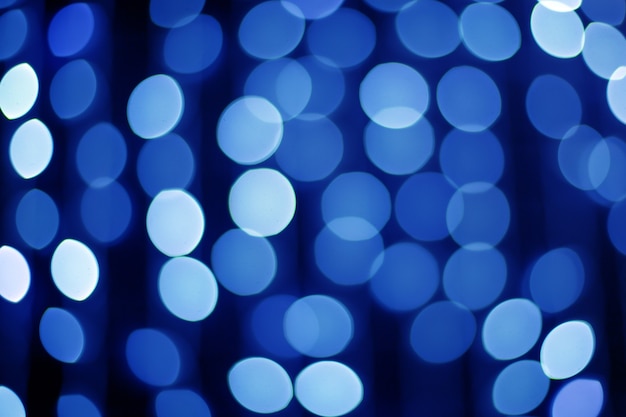 Il bokeh astratto blu e bianco sfocato accende il fondo