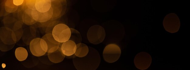 Il bokeh defocused astratto giallo accende il fondo