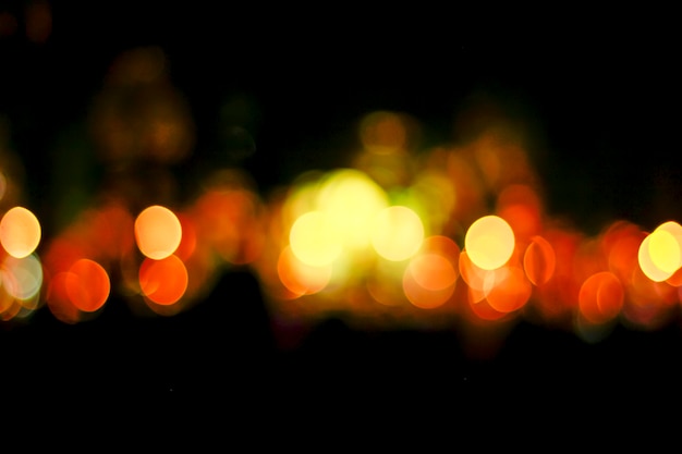 Il bokeh defocused multicolore accende il fondo