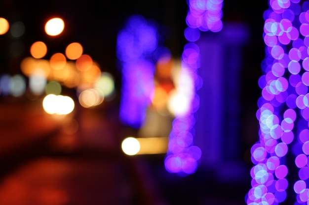 Il bokeh defocused variopinto accende il fondo