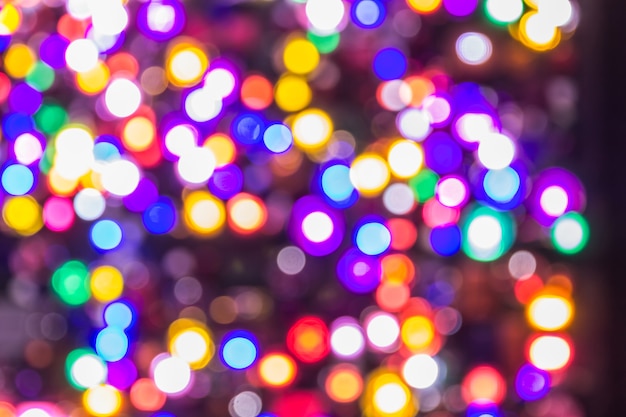 Il bokeh di luci notturne di luci decorano il Natale e il nuovo anno