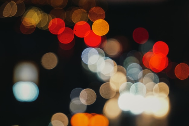 Il bokeh e le luci sfocate della città di notte